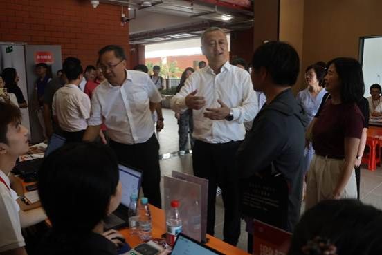 温情服务迎学子　 暖心关怀启新程