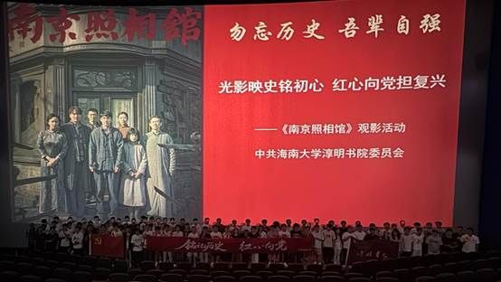 说明: 人们在看台上的人在商店前AI 生成的内容可能不正确。