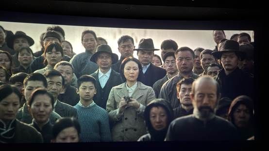 说明: 一群人的照片AI 生成的内容可能不正确。